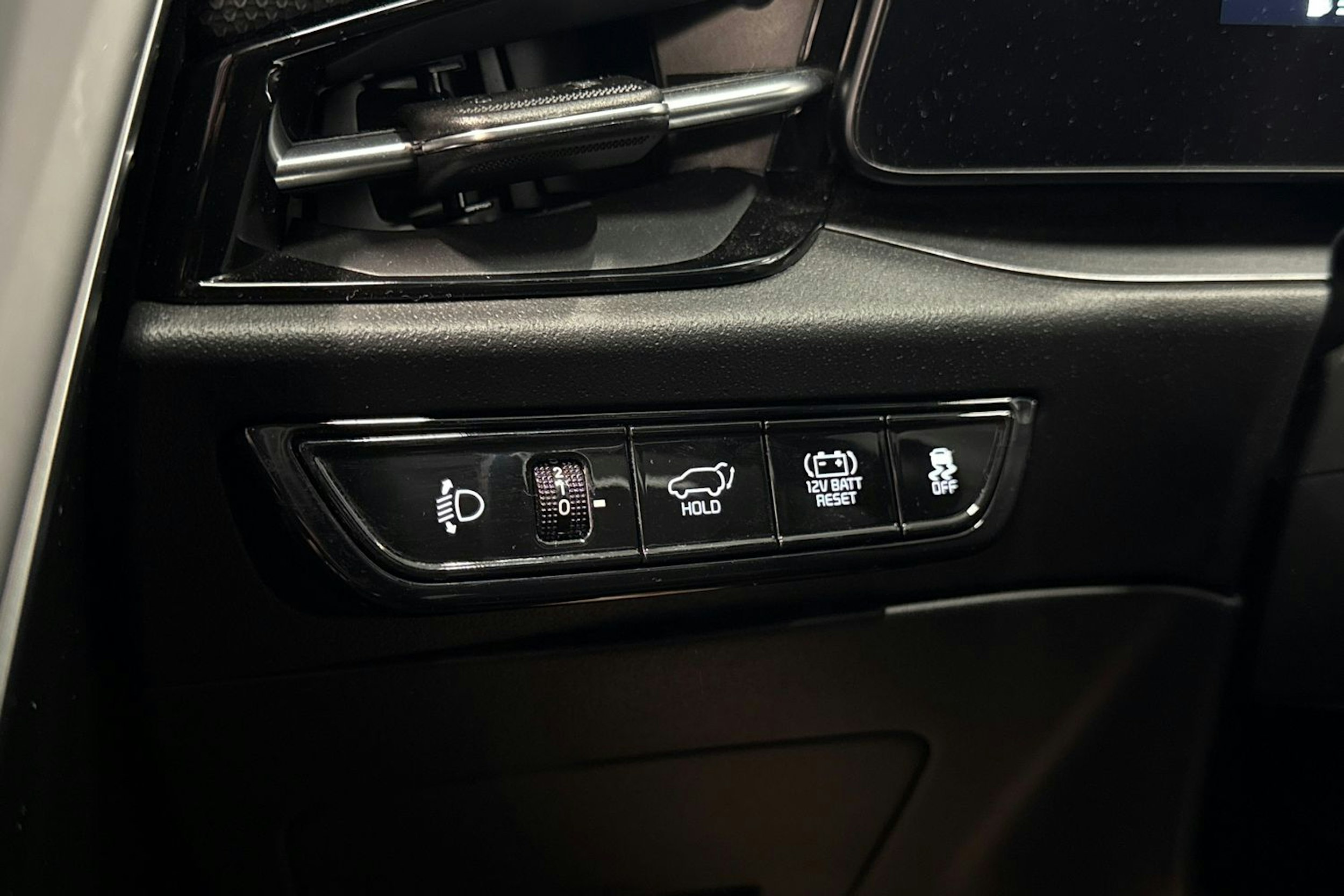 oranssi Kia Niro 2023 kuva 18.