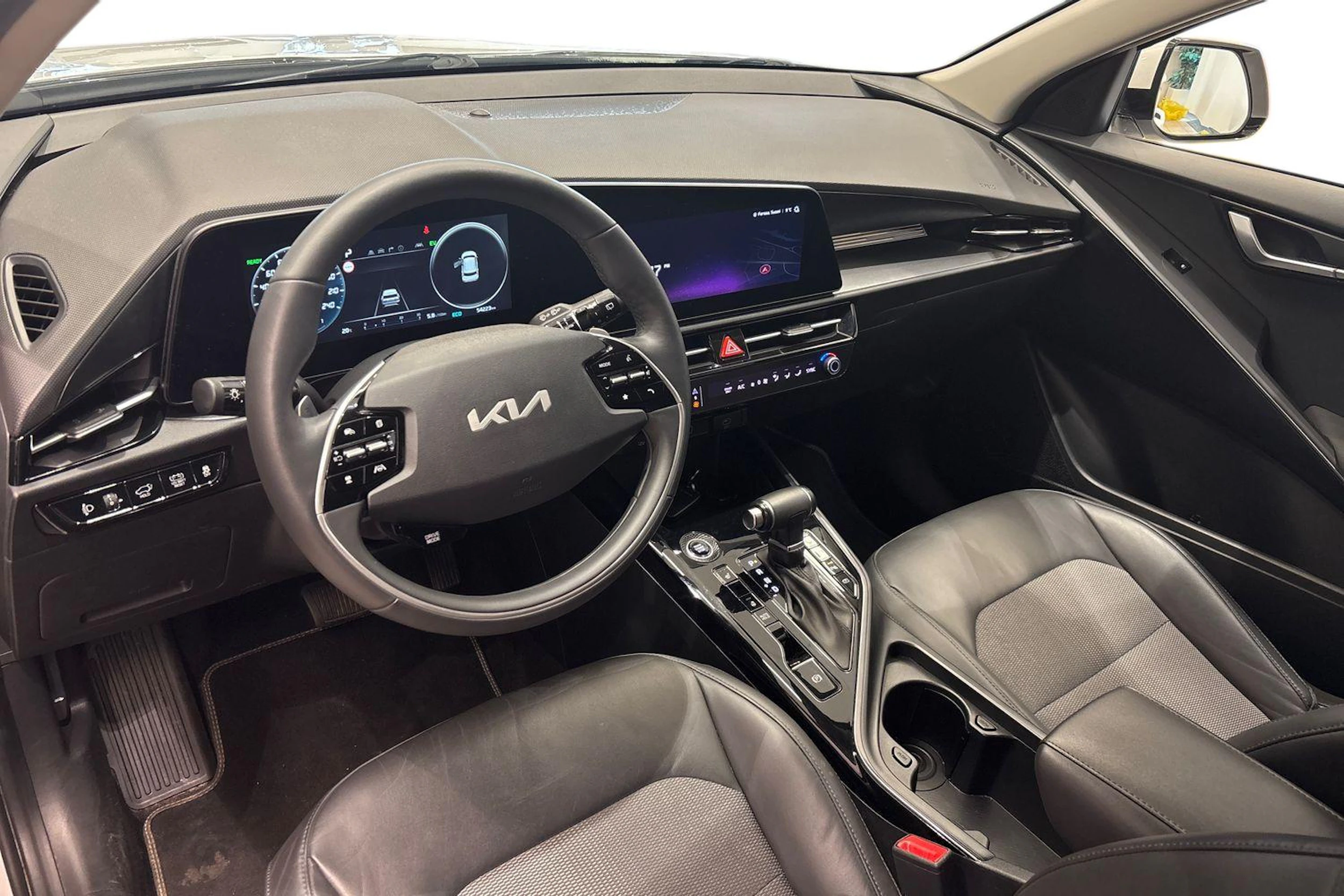 valkoinen Kia Niro 2023 kuva 8.