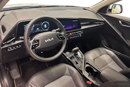 valkoinen Kia Niro 2023 kuva 8.