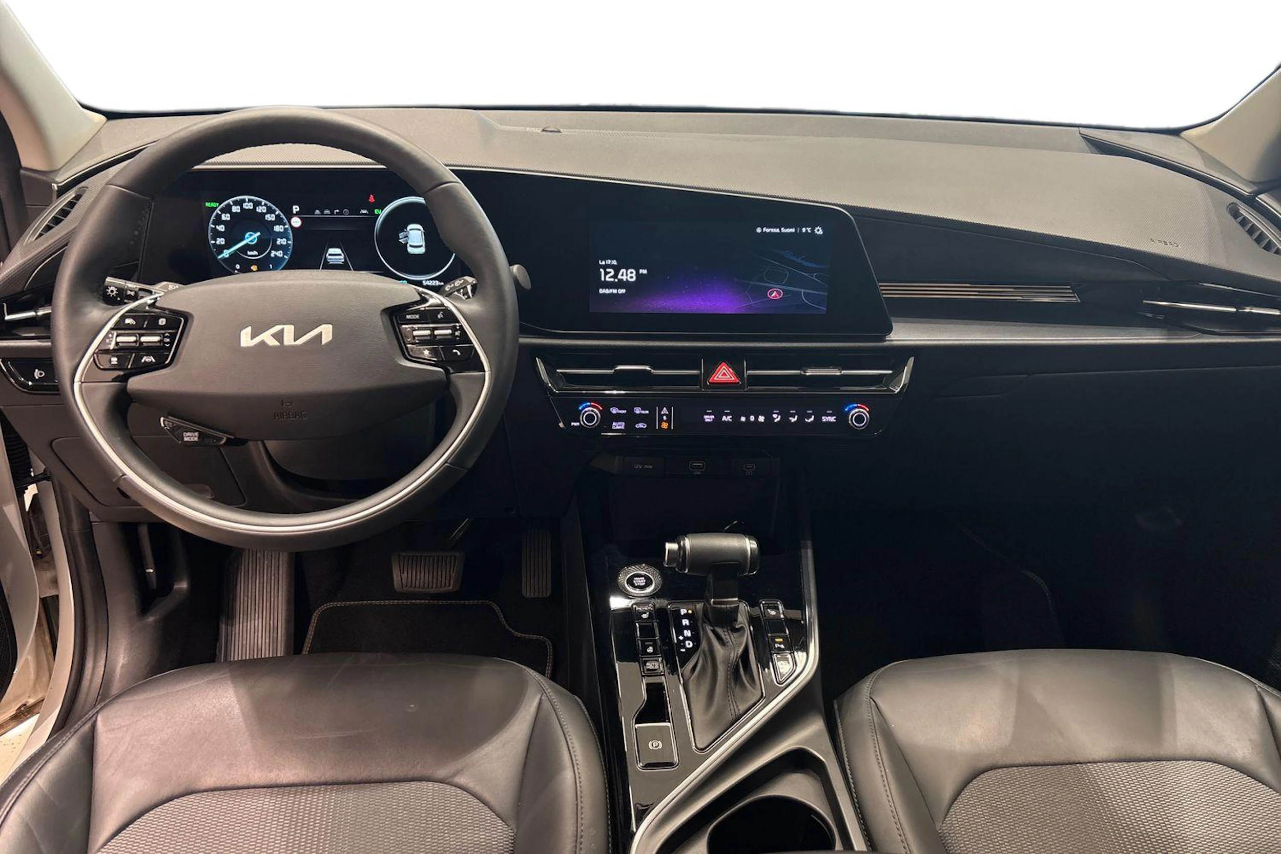 valkoinen Kia Niro 2023 kuva 9.