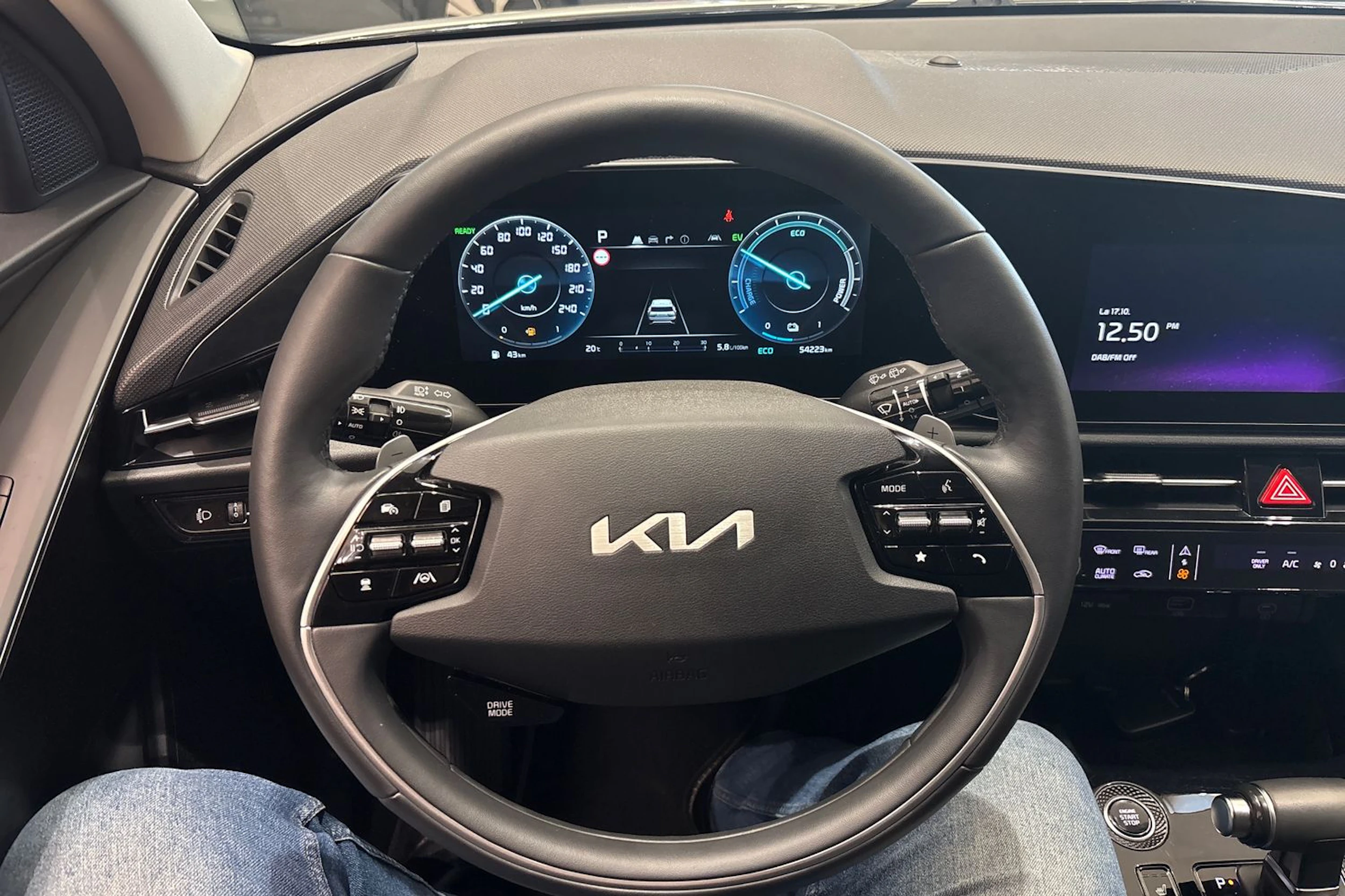 valkoinen Kia Niro 2023 kuva 16.