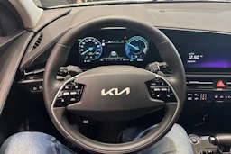 valkoinen Kia Niro 2023 kuva 16.