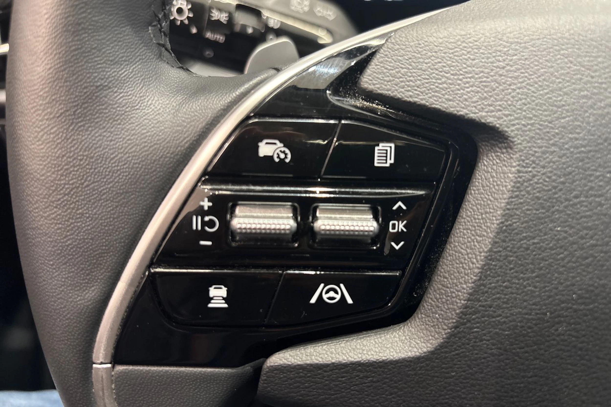 valkoinen Kia Niro 2023 kuva 18.
