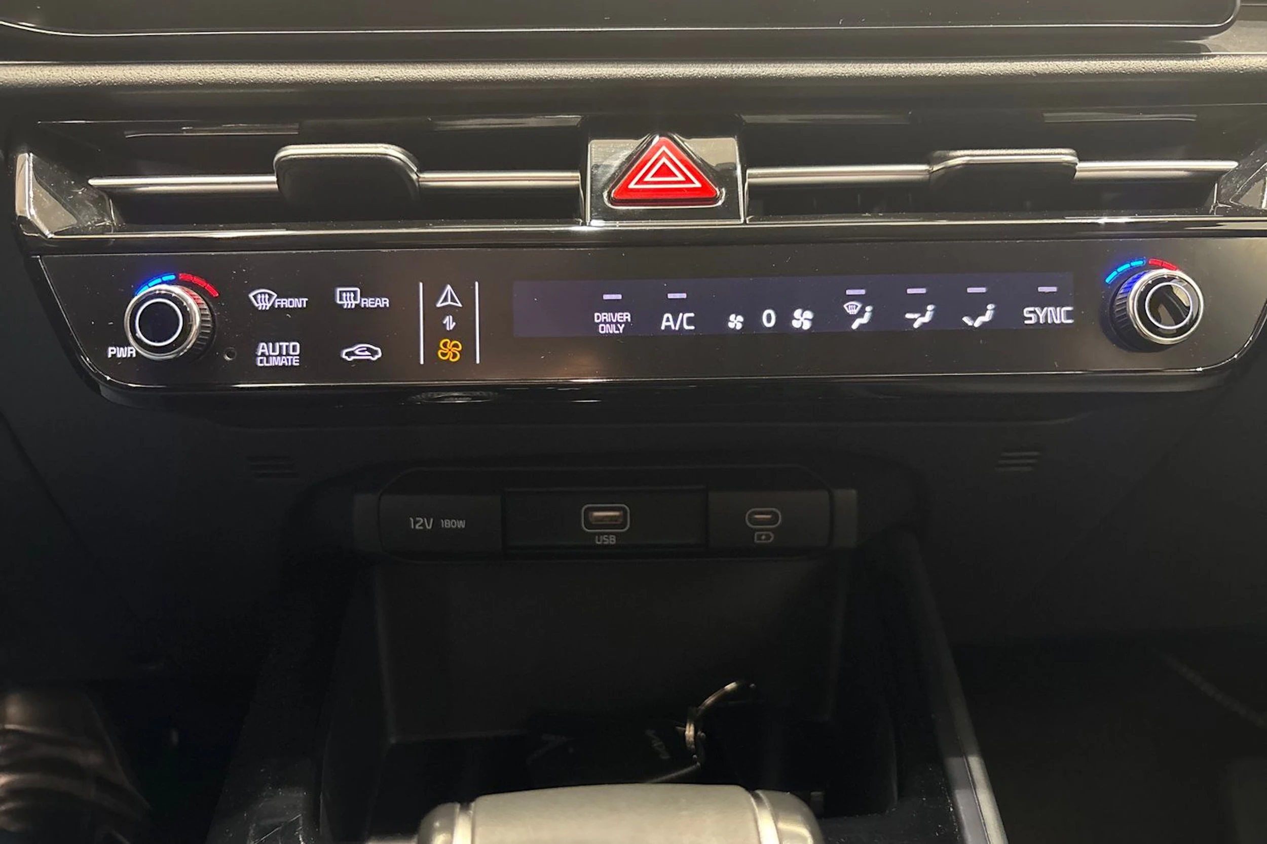 valkoinen Kia Niro 2023 kuva 26.
