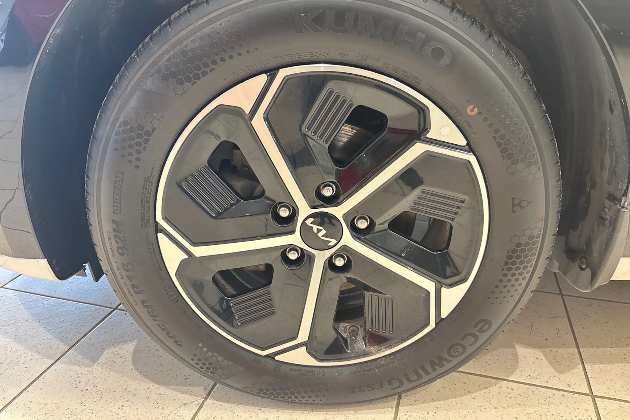 valkoinen Kia Niro 2023 kuva 29.