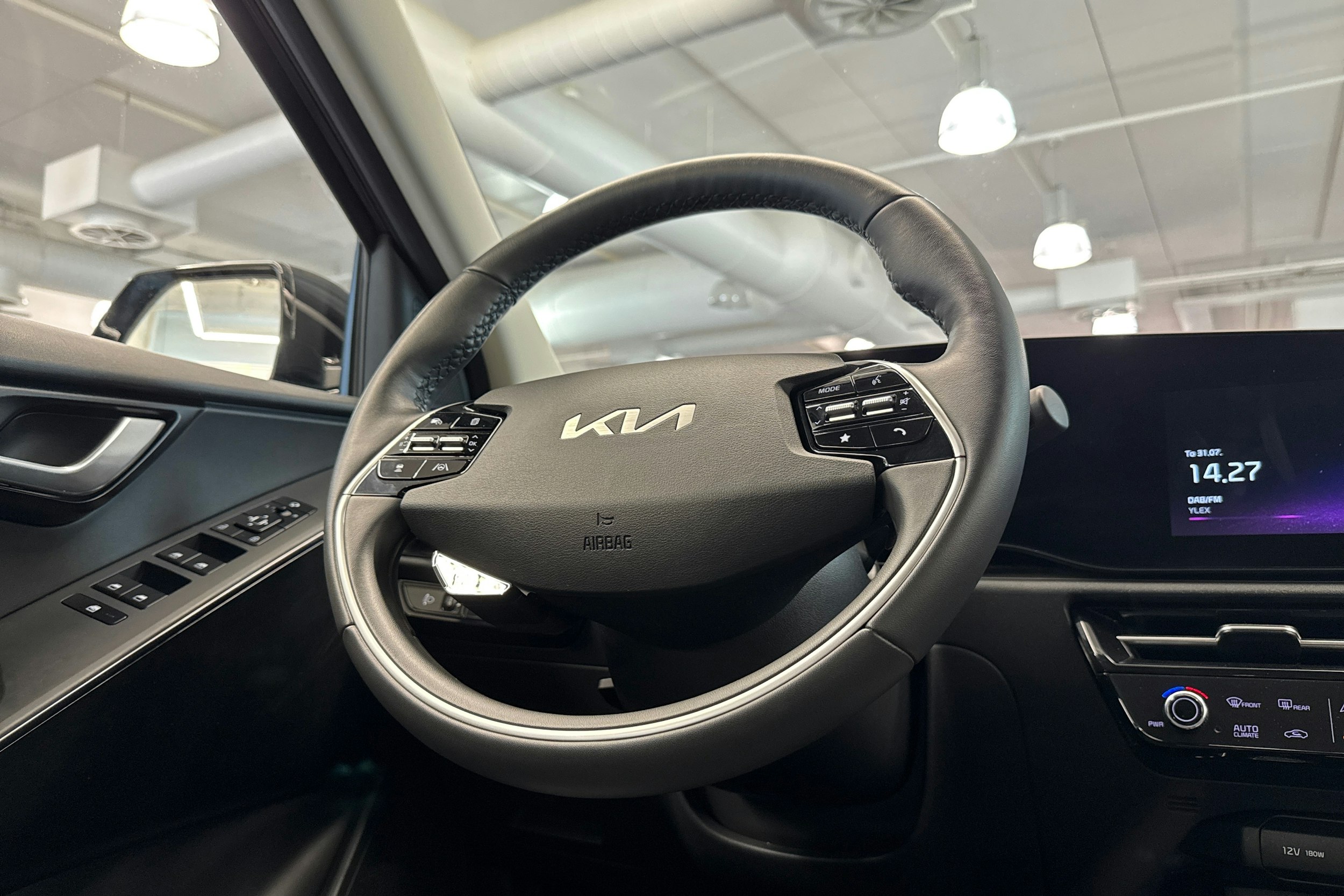 musta Kia Niro 2023 kuva 17.