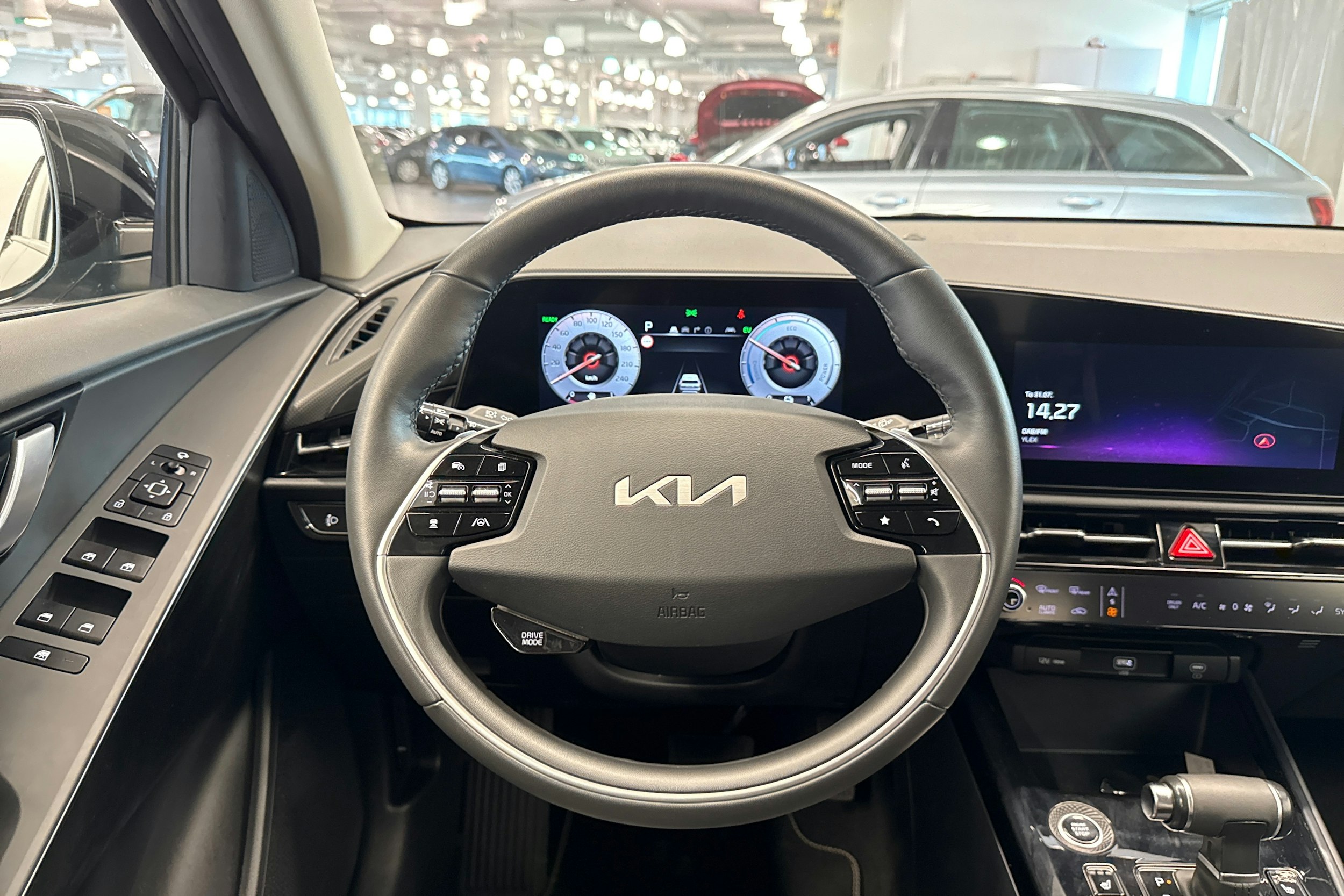 musta Kia Niro 2023 kuva 18.