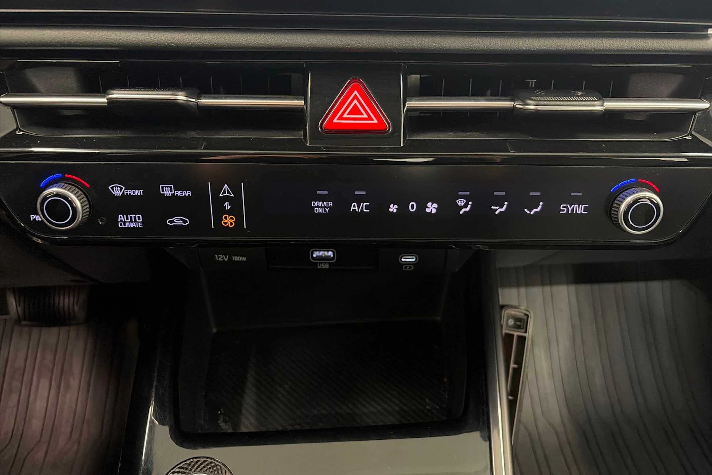 musta Kia Niro 2023 kuva 24.