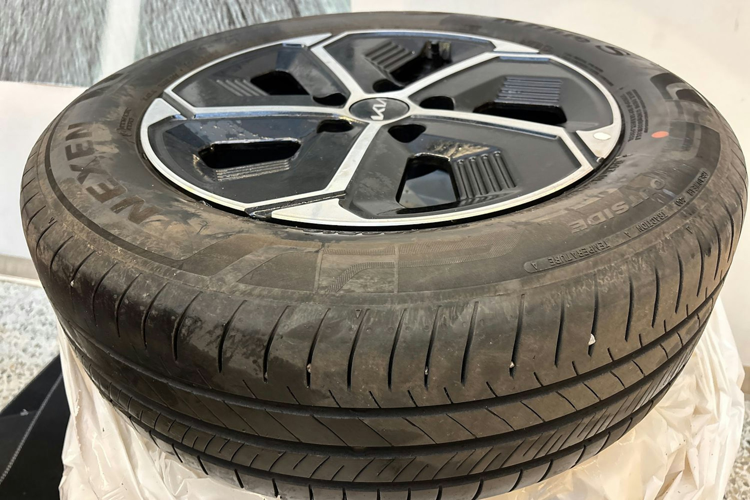 punainen Kia Niro 2023 kuva 11.