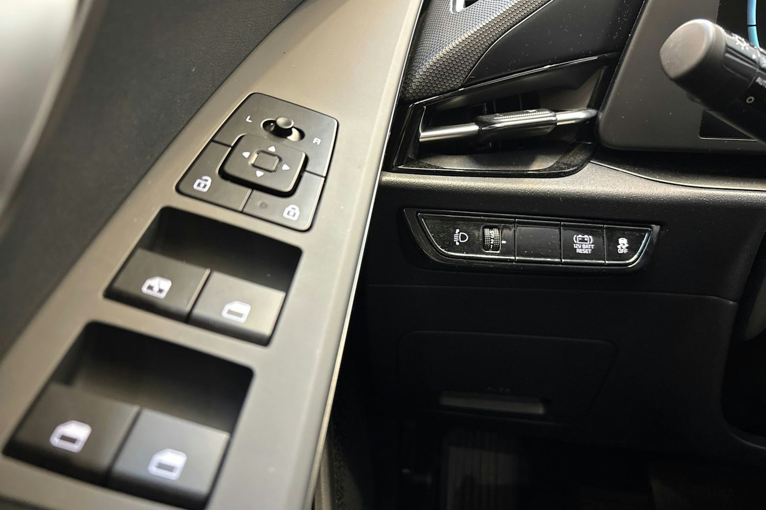 punainen Kia Niro 2023 kuva 13.