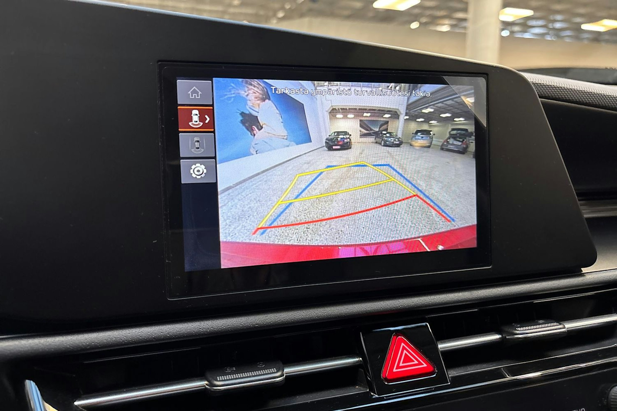 punainen Kia Niro 2023 kuva 16.