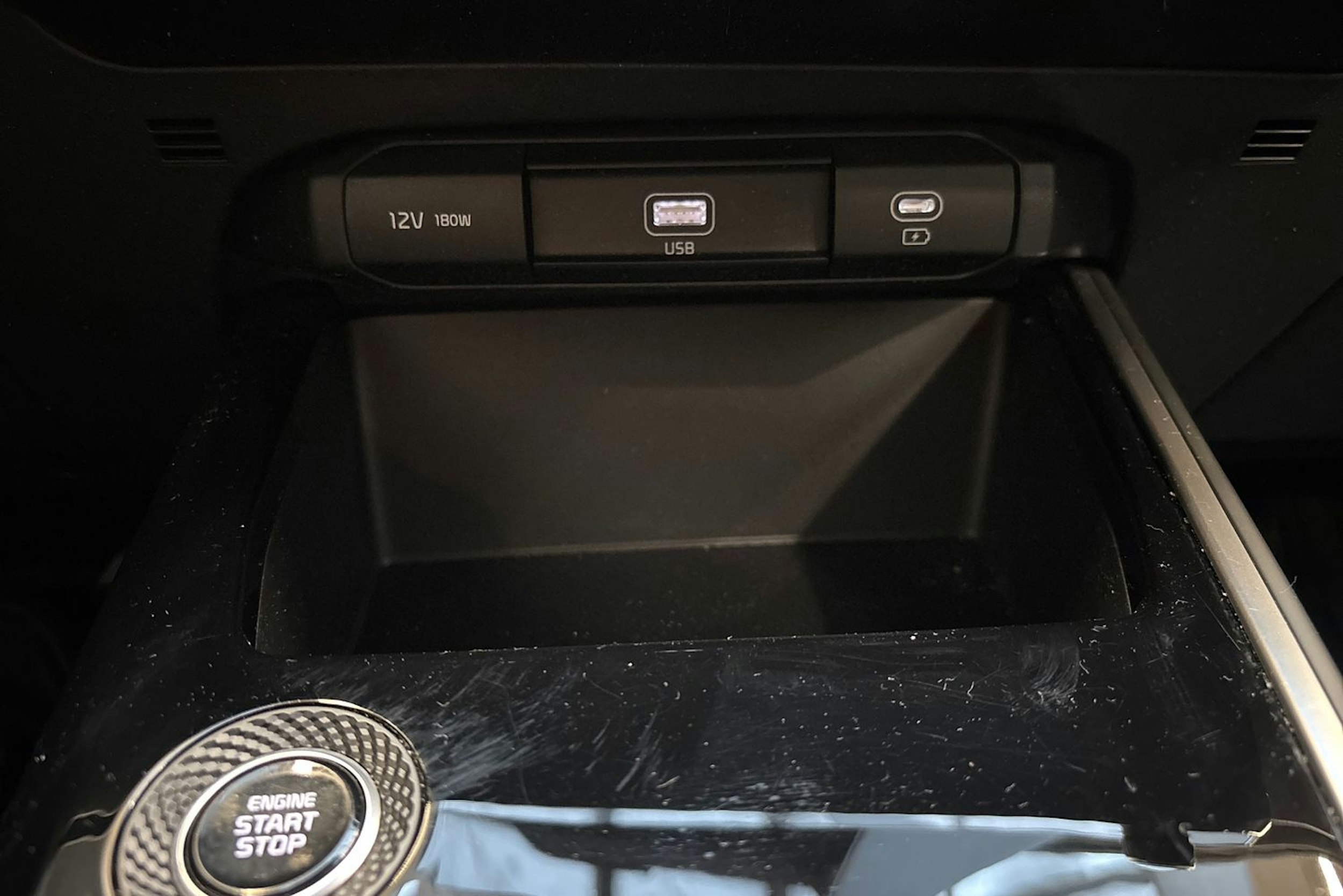 punainen Kia Niro 2023 kuva 18.