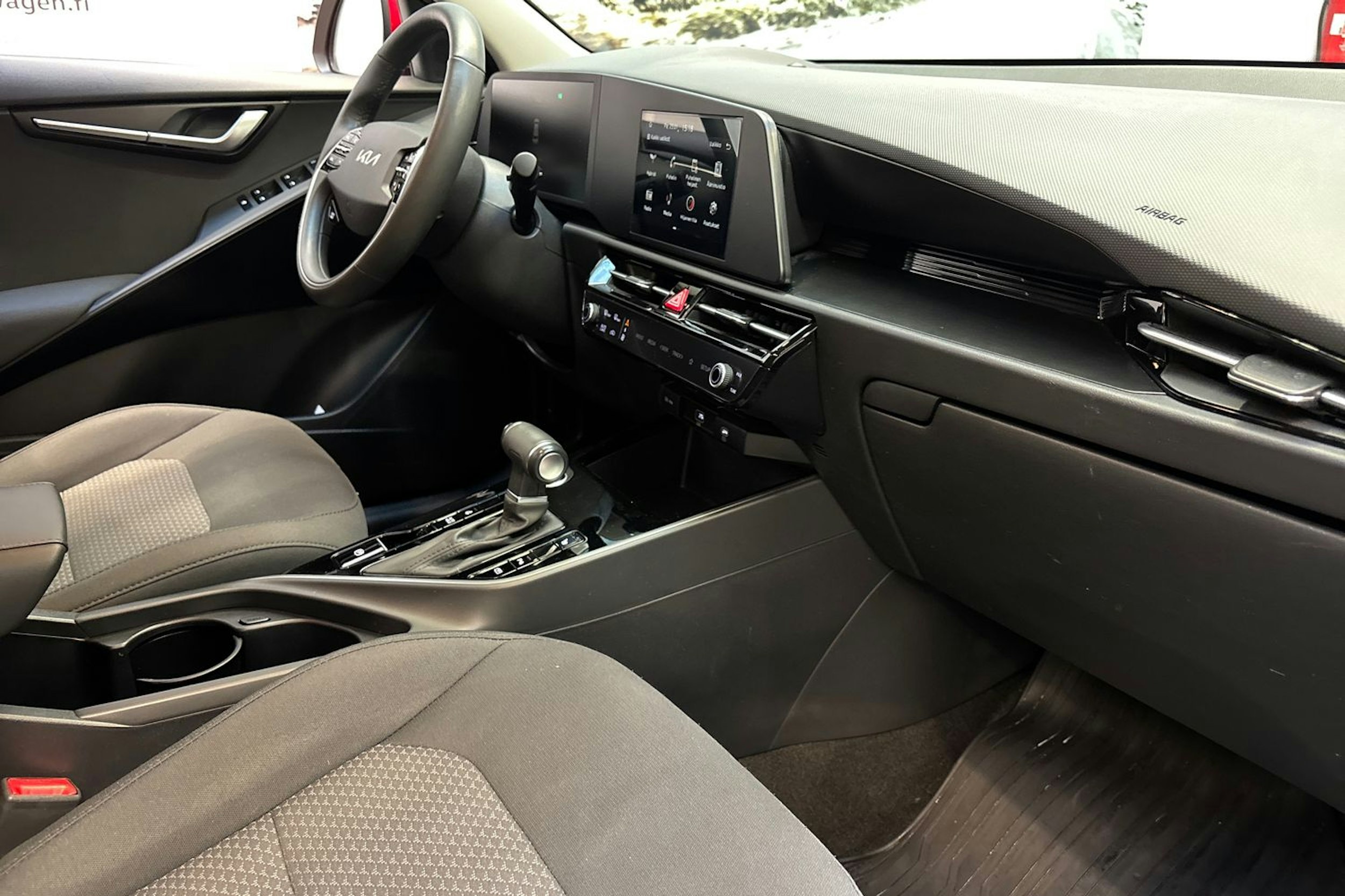 punainen Kia Niro 2023 kuva 21.