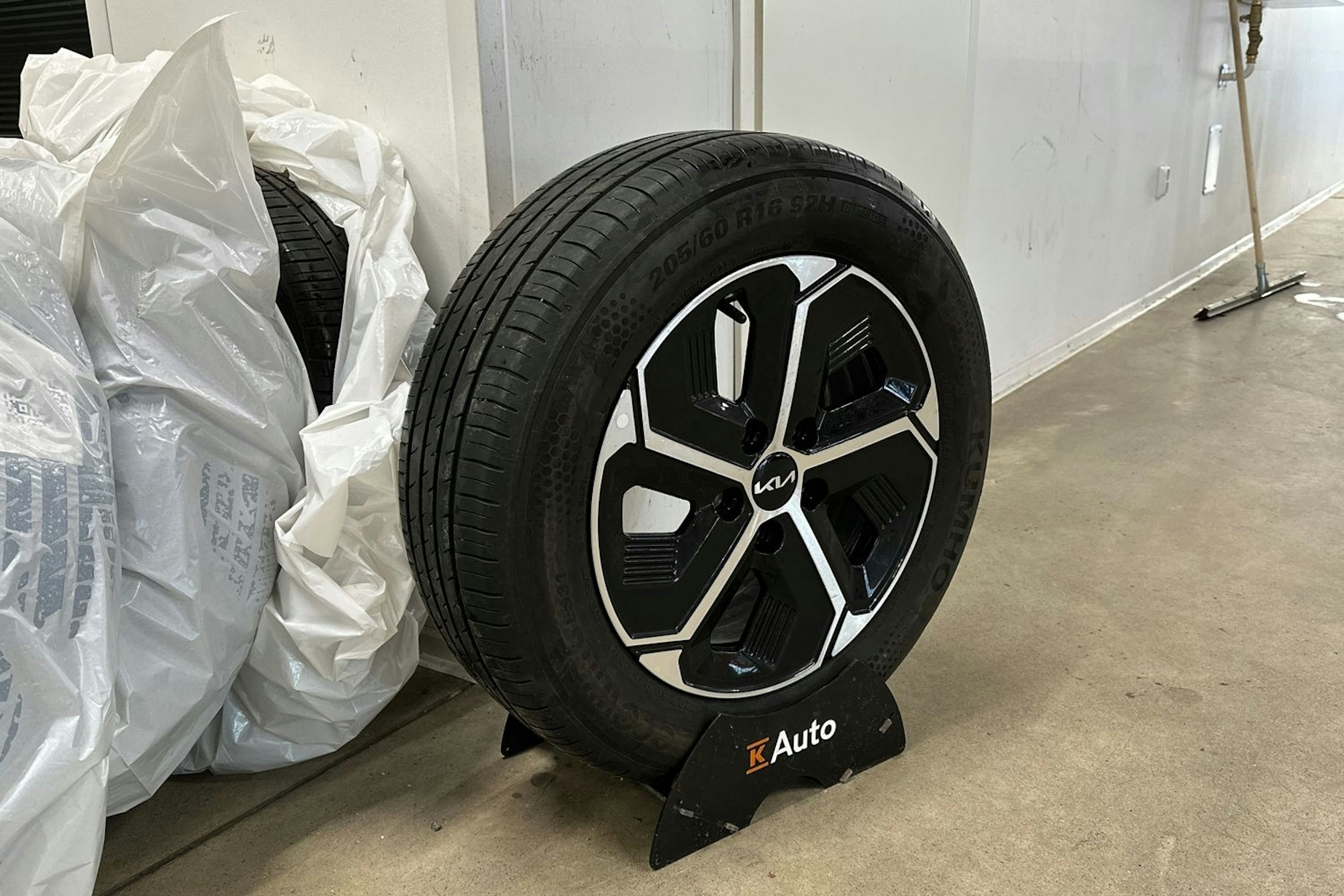 harmaa Kia Niro 2023 kuva 13.