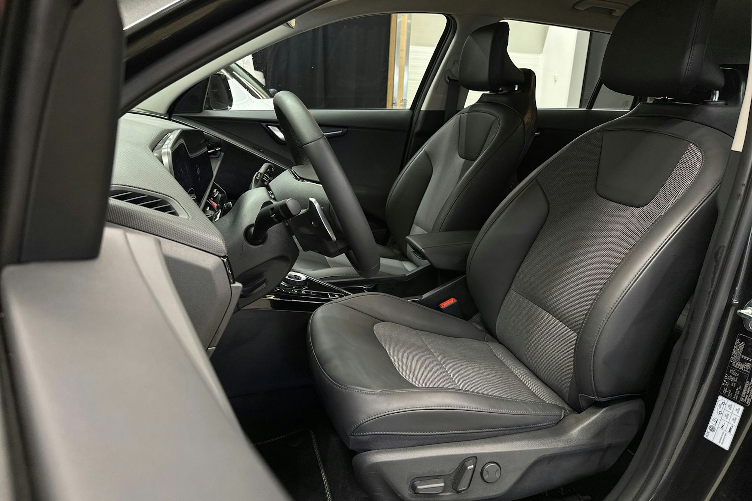 harmaa Kia Niro 2023 kuva 15.