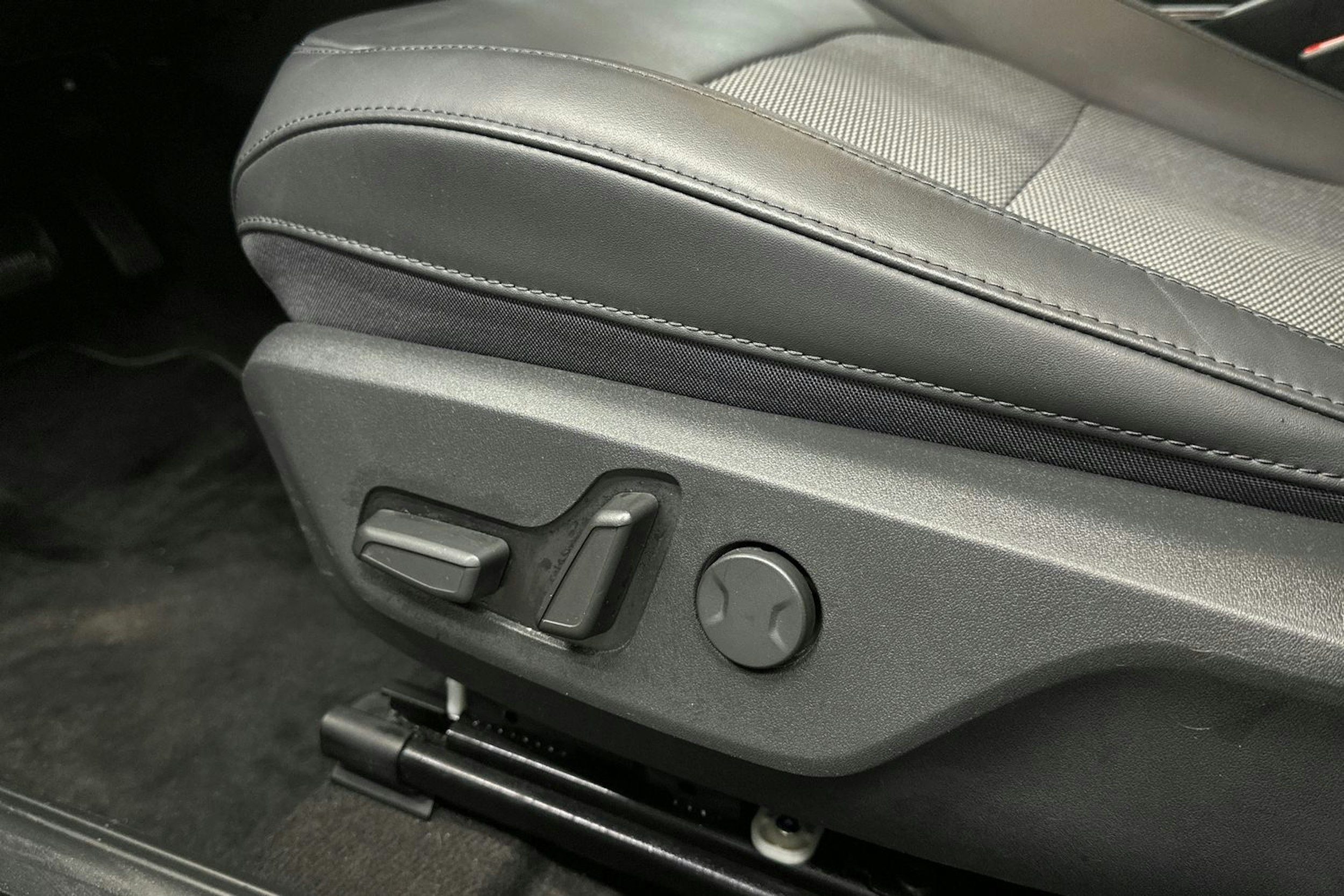 harmaa Kia Niro 2023 kuva 16.