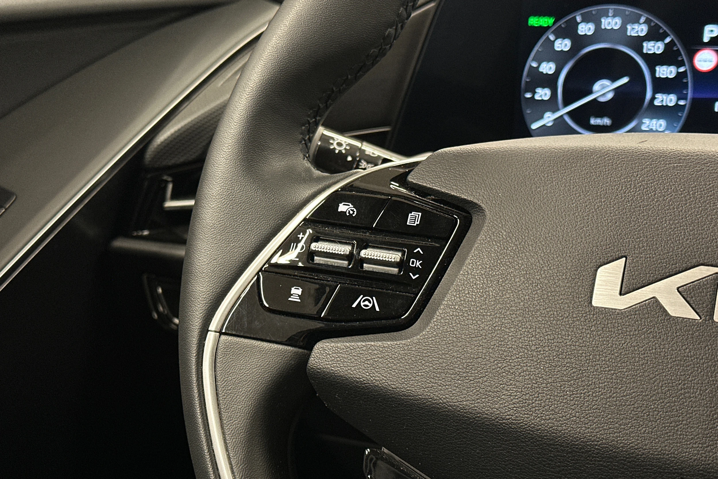 harmaa Kia Niro 2023 kuva 18.