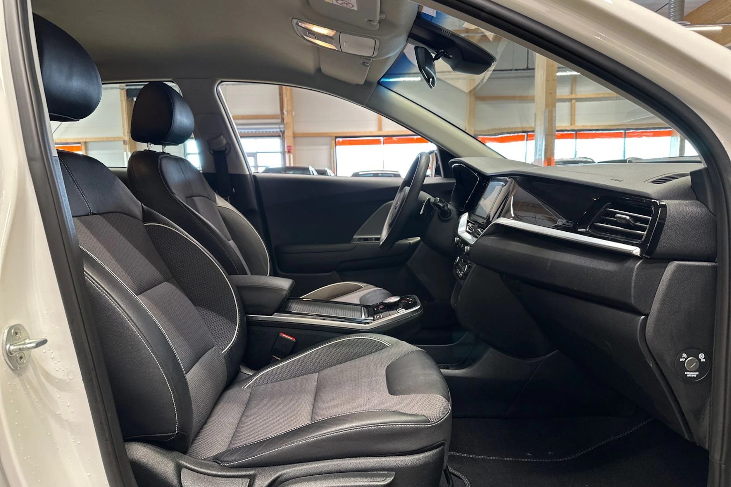 valkoinen Kia Niro Electric 2020 kuva 15.