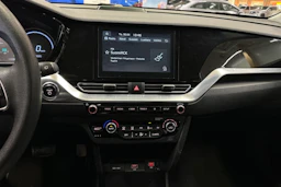 valkoinen Kia Niro Electric 2020 kuva 18.