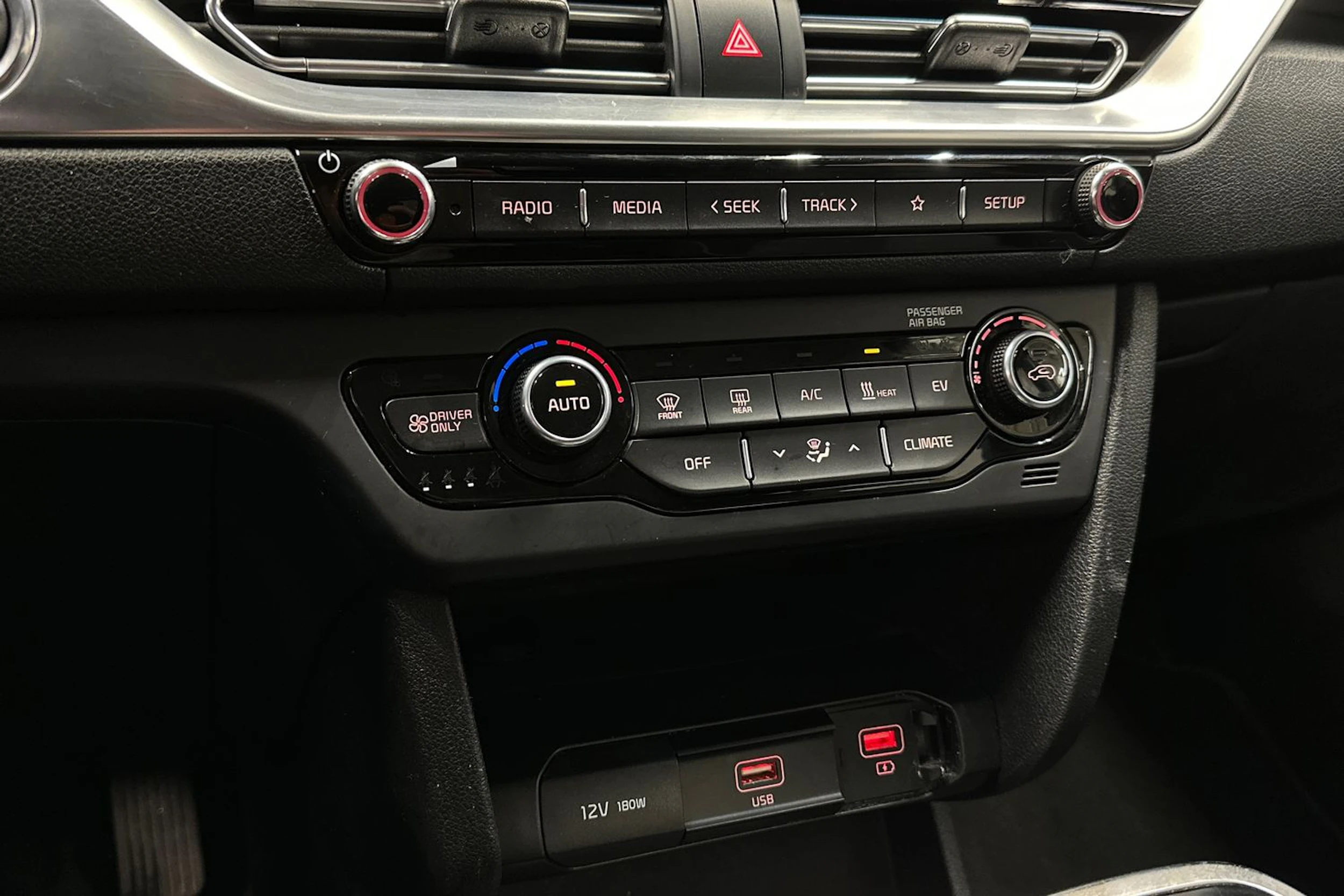 valkoinen Kia Niro Electric 2020 kuva 19.