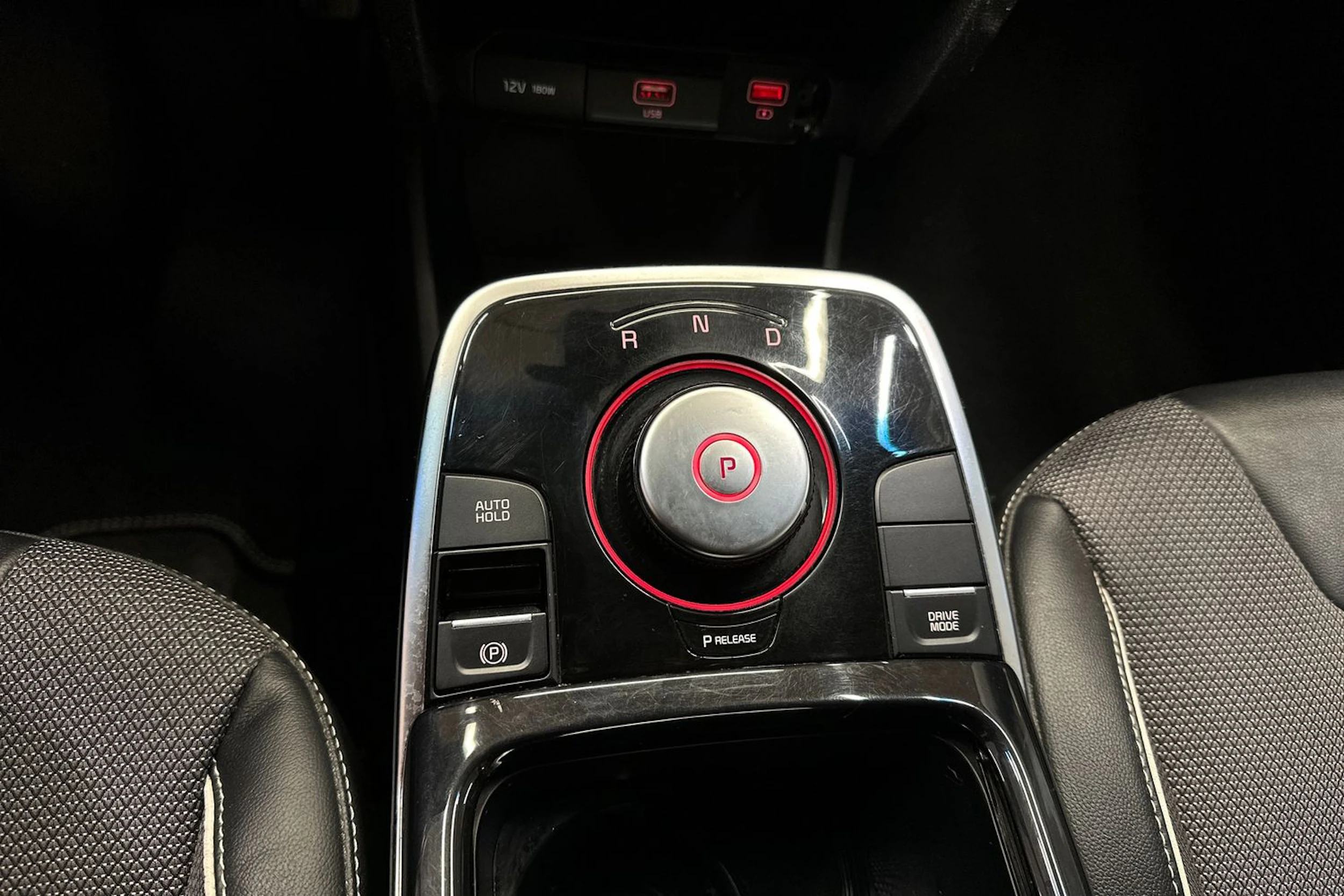 valkoinen Kia Niro Electric 2020 kuva 20.