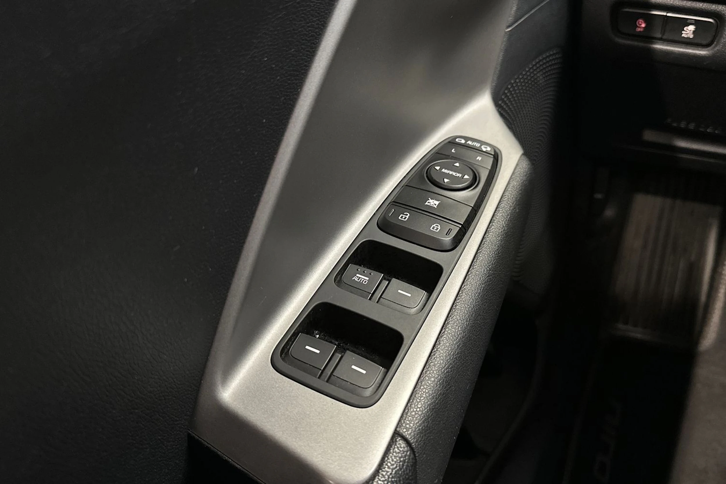 valkoinen Kia Niro Electric 2020 kuva 25.