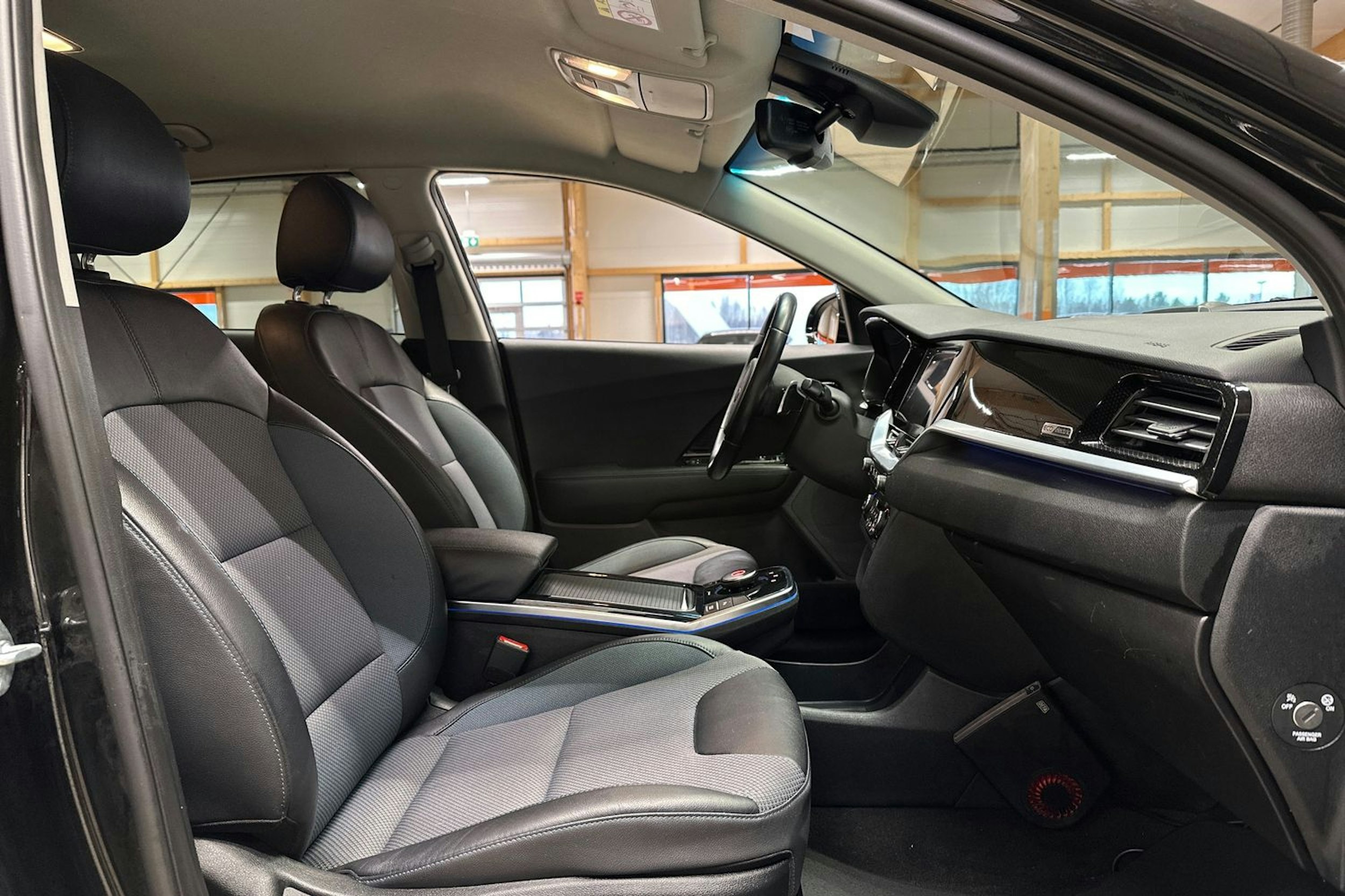 musta Kia Niro Electric 2021 kuva 15.