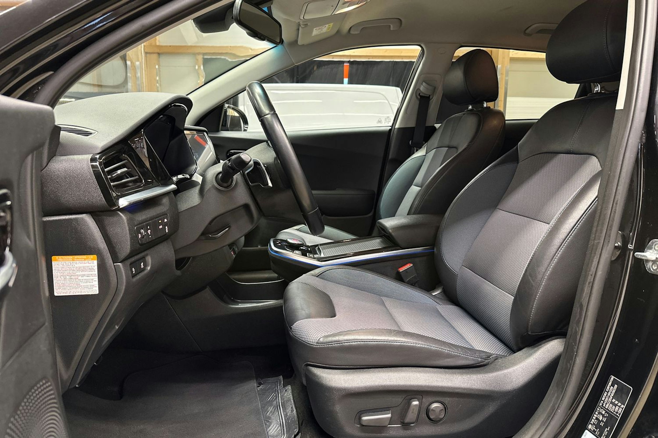 musta Kia Niro Electric 2021 kuva 17.