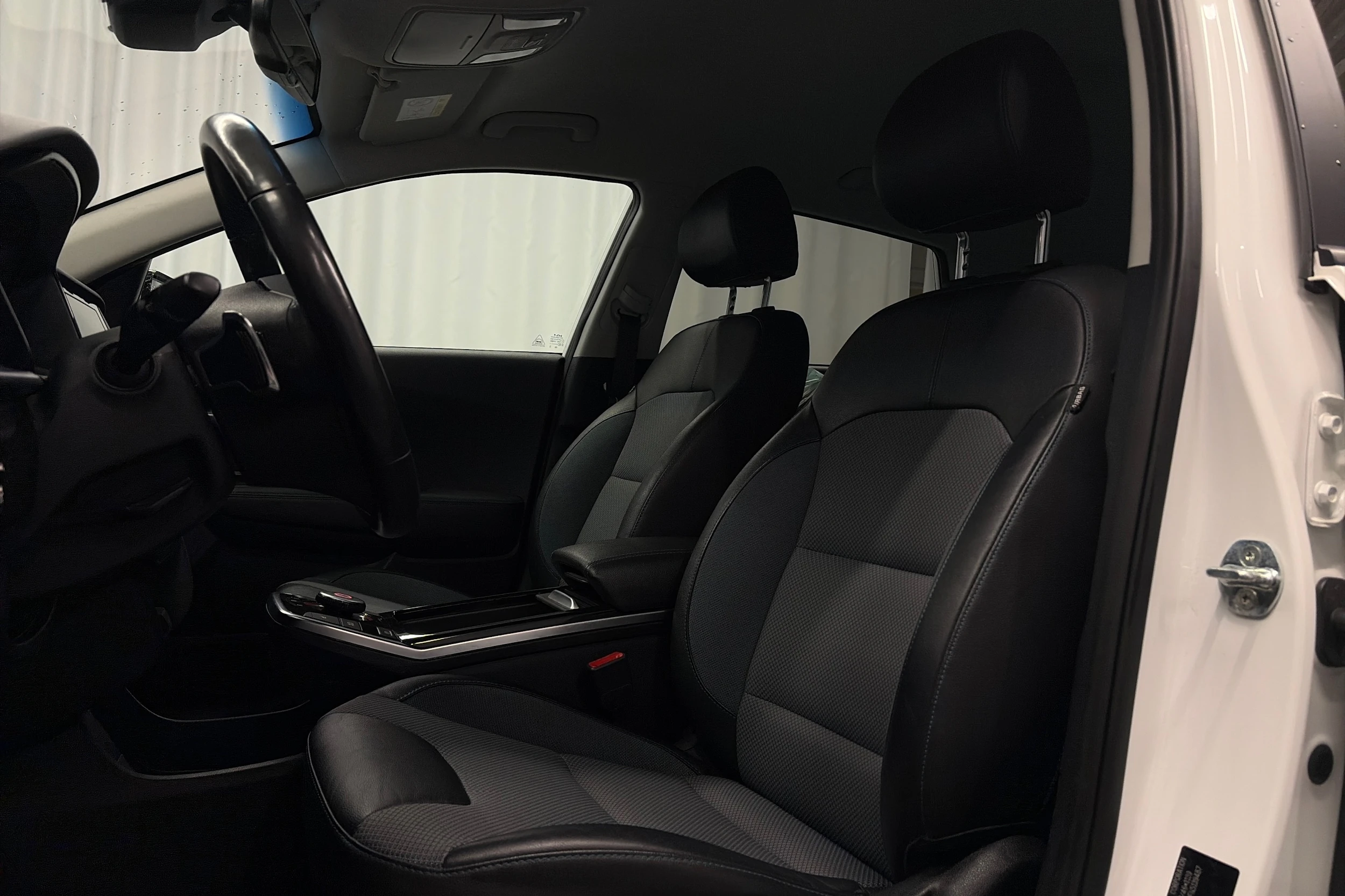 valkoinen Kia Niro Electric 2022 kuva 4.