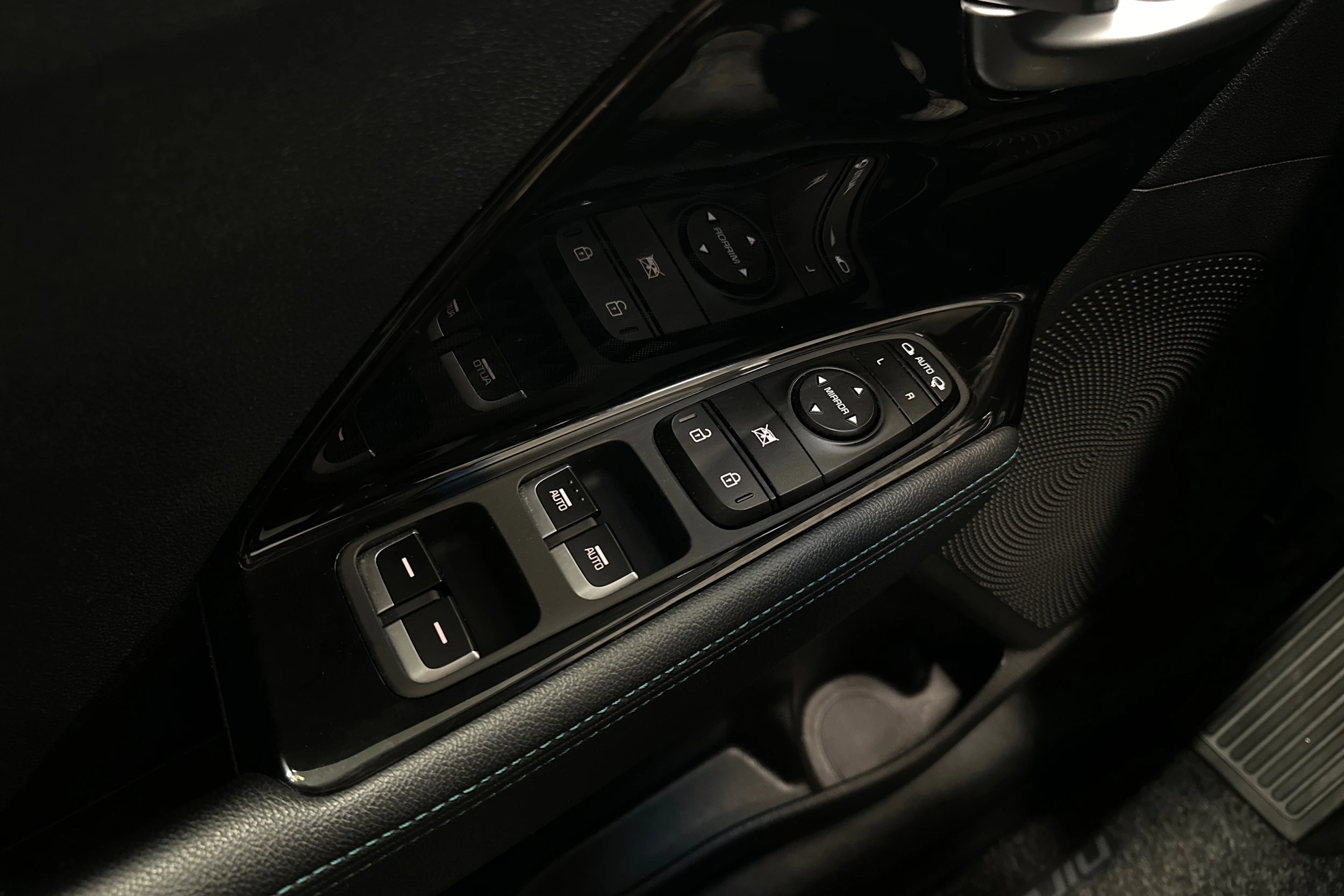 valkoinen Kia Niro Electric 2022 kuva 15.