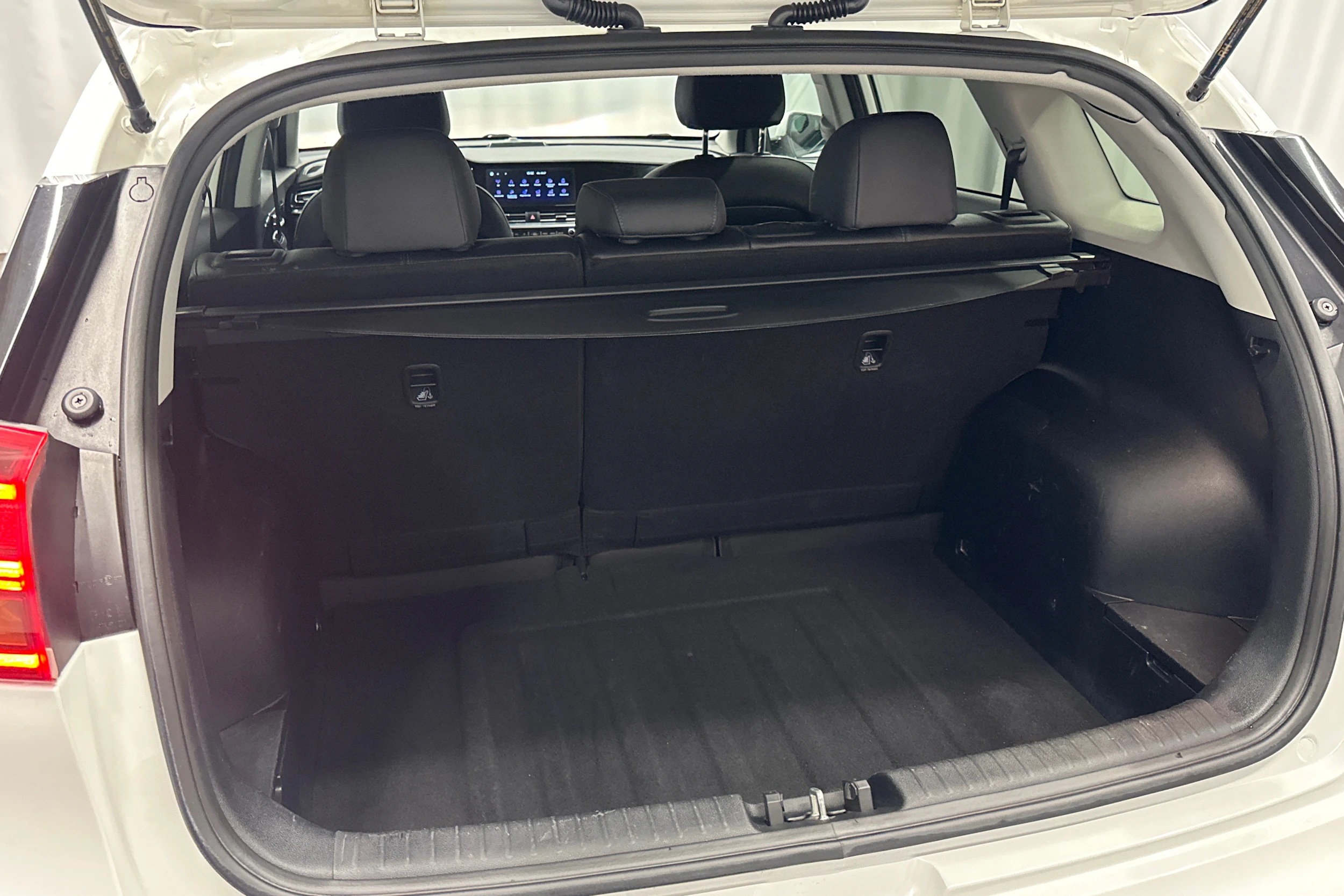 valkoinen Kia Niro Electric 2022 kuva 35.