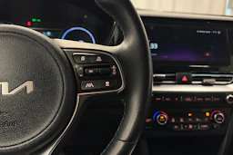 musta Kia Niro Electric 2022 kuva 15.