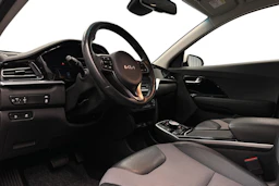 valkoinen Kia Niro Electric 2022 kuva 6.