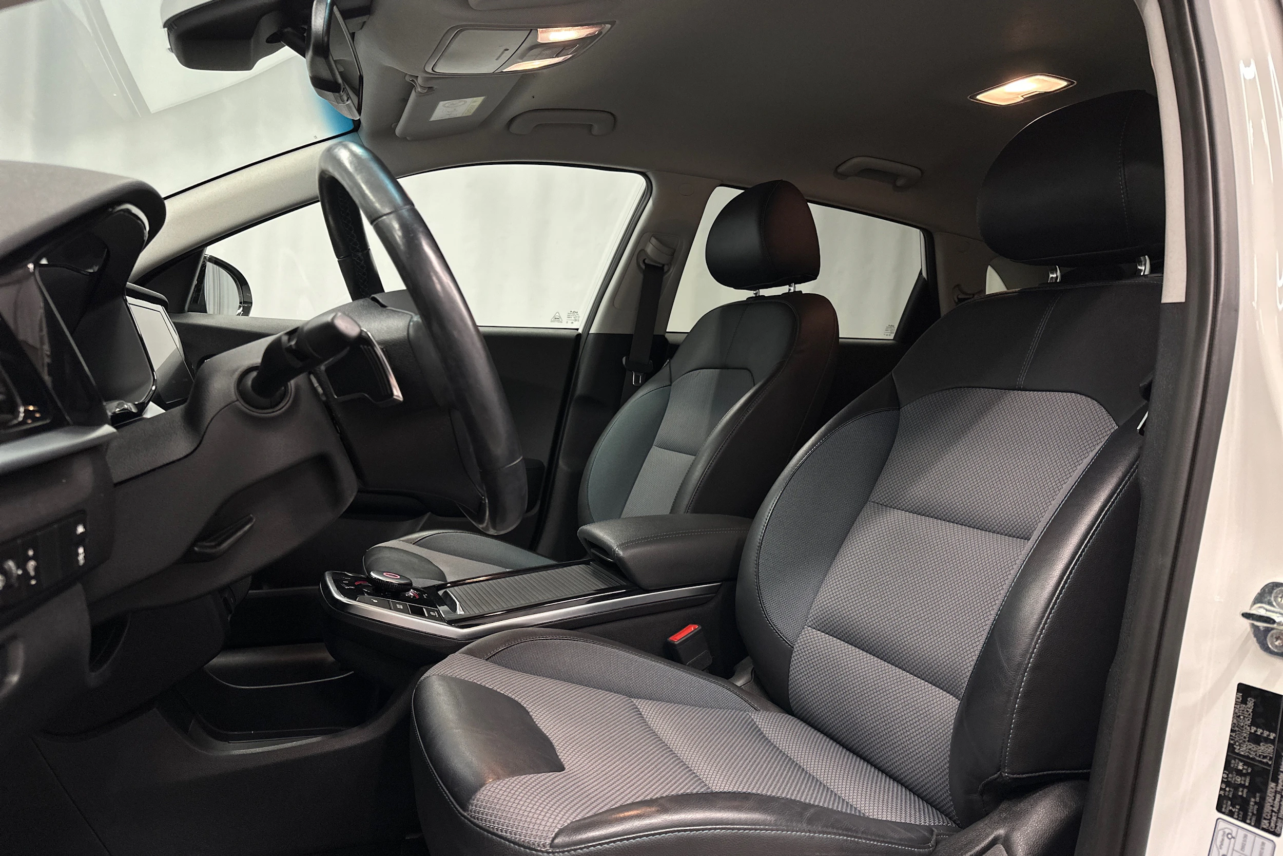 valkoinen Kia Niro Electric 2022 kuva 13.
