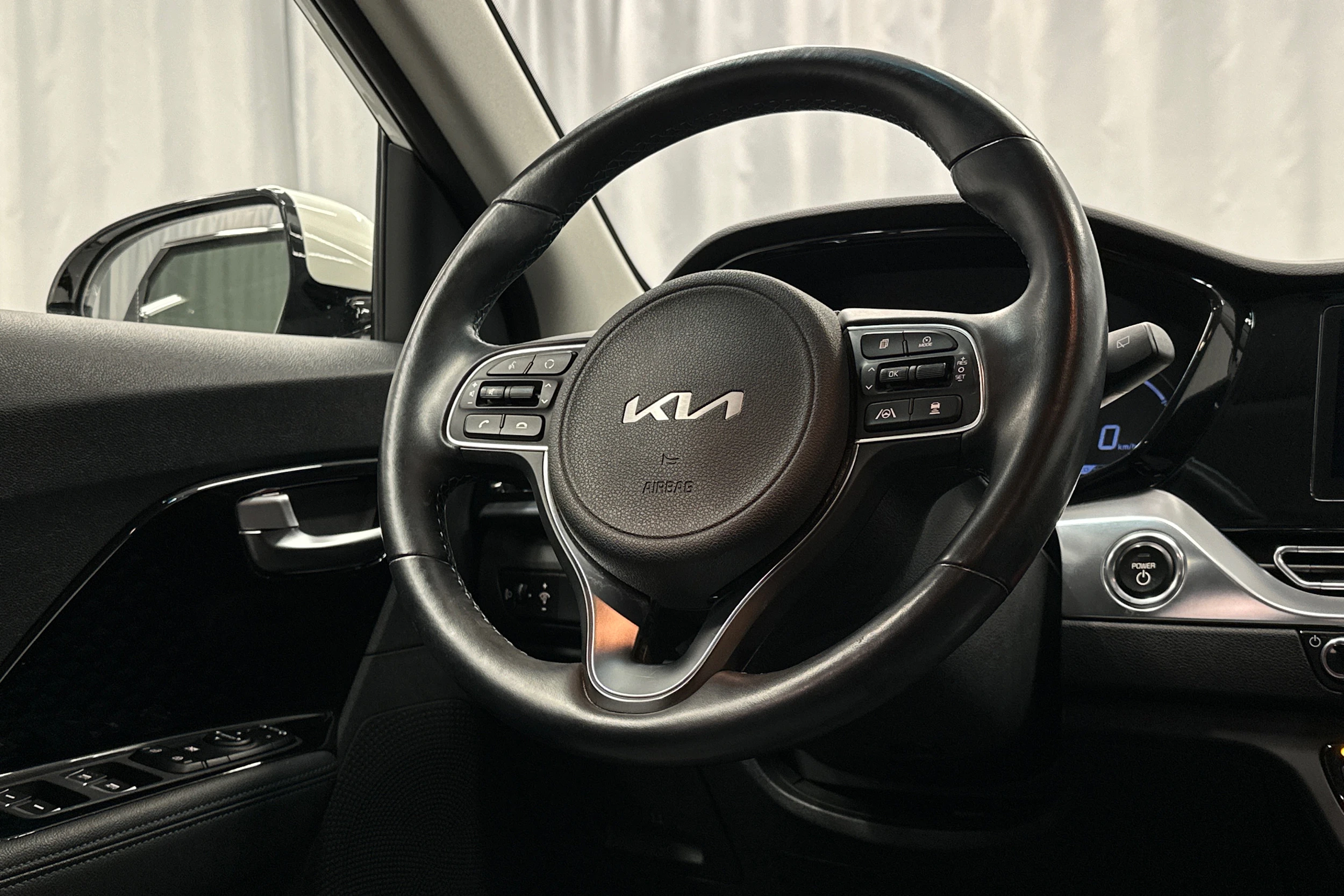 valkoinen Kia Niro Electric 2022 kuva 14.