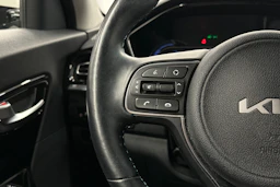 valkoinen Kia Niro Electric 2022 kuva 15.