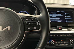 valkoinen Kia Niro Electric 2022 kuva 16.