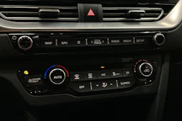 valkoinen Kia Niro Electric 2022 kuva 26.