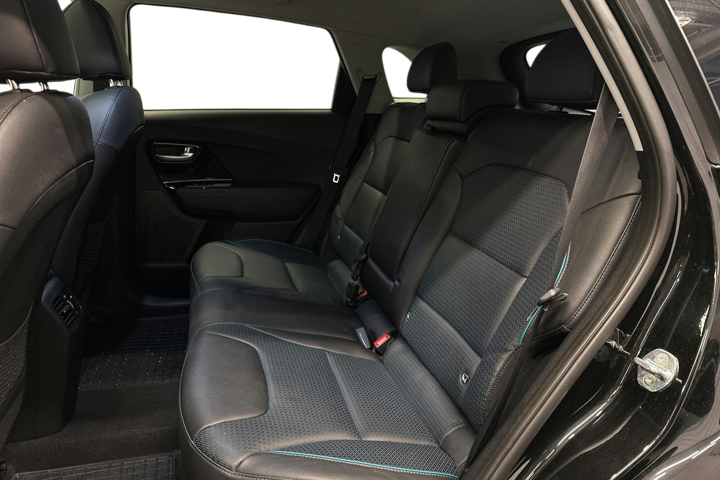 musta Kia Niro Electric 2022 kuva 10.