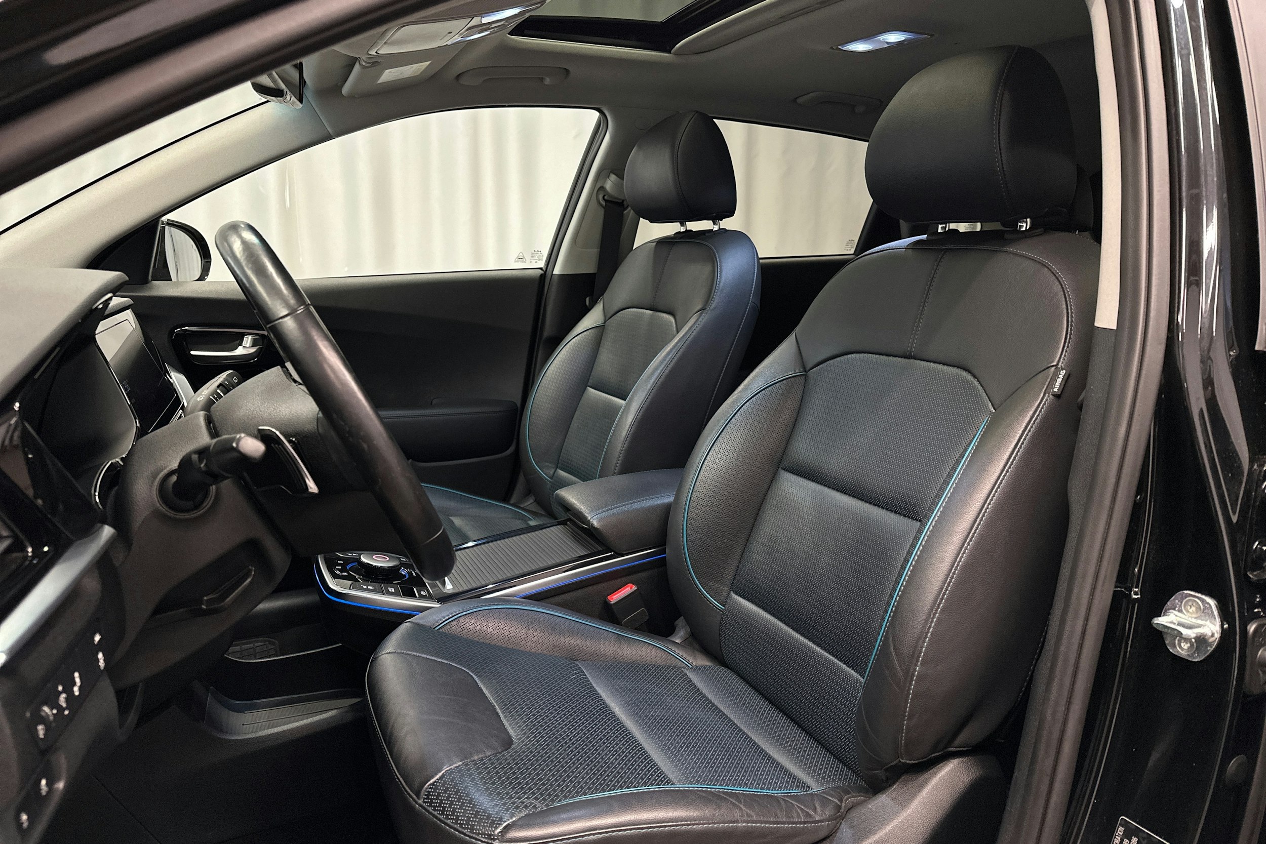 musta Kia Niro Electric 2022 kuva 15.