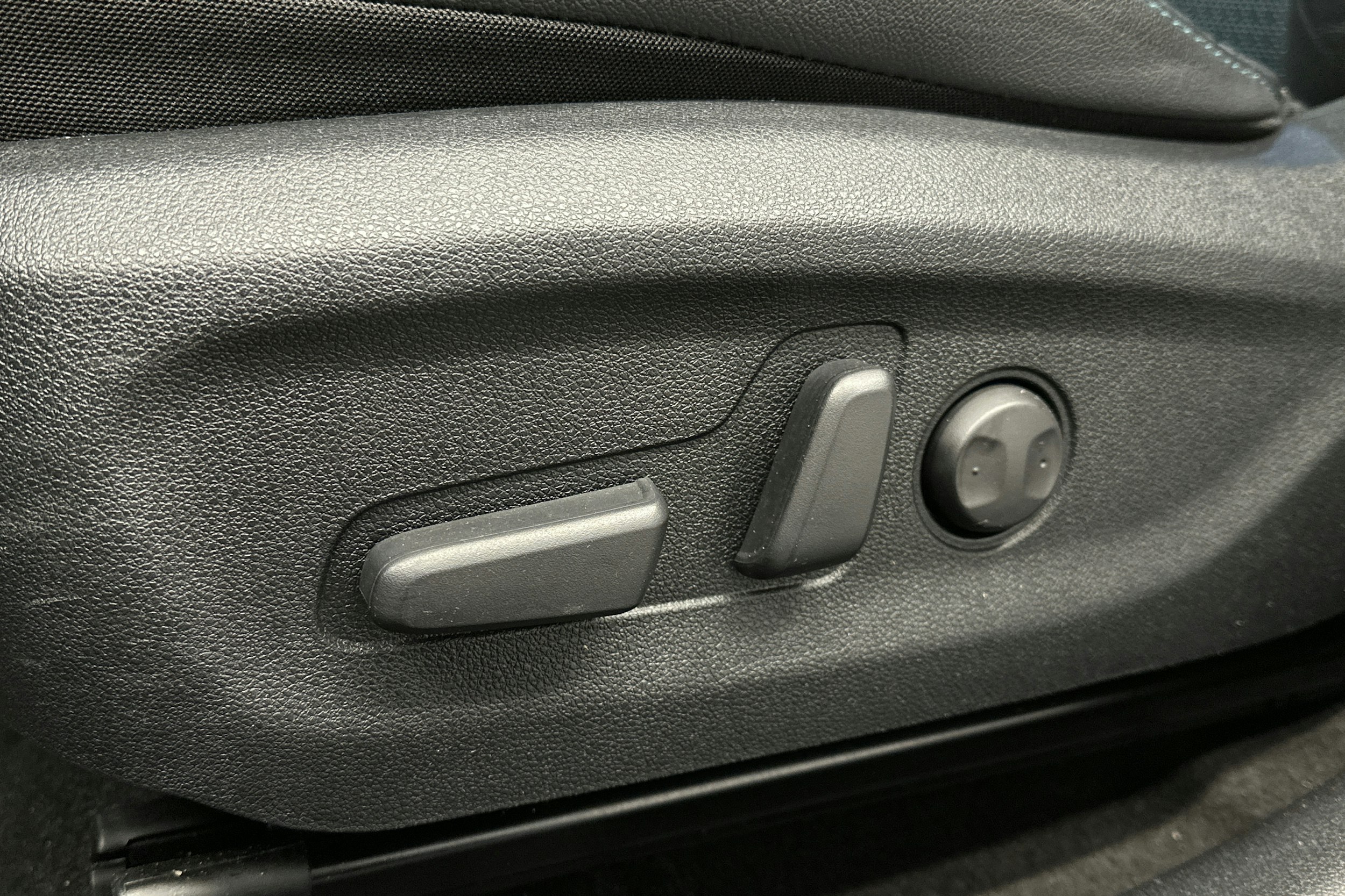 musta Kia Niro Electric 2022 kuva 16.