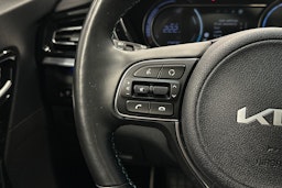 musta Kia Niro Electric 2022 kuva 18.