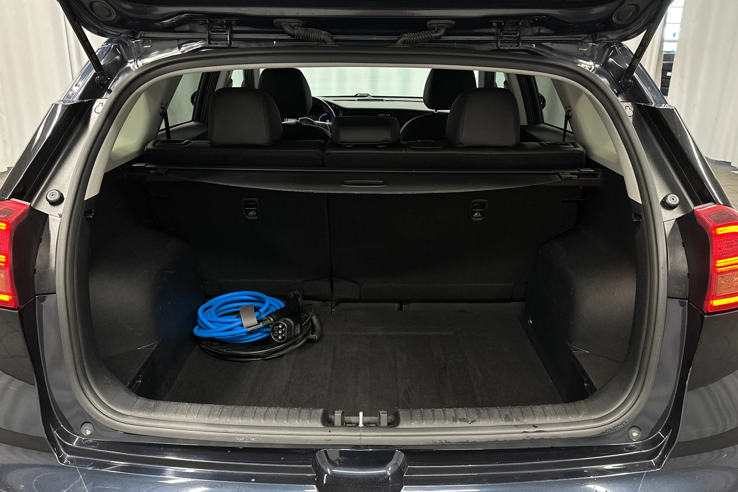 sininen Kia Niro Electric 2022 kuva 15.