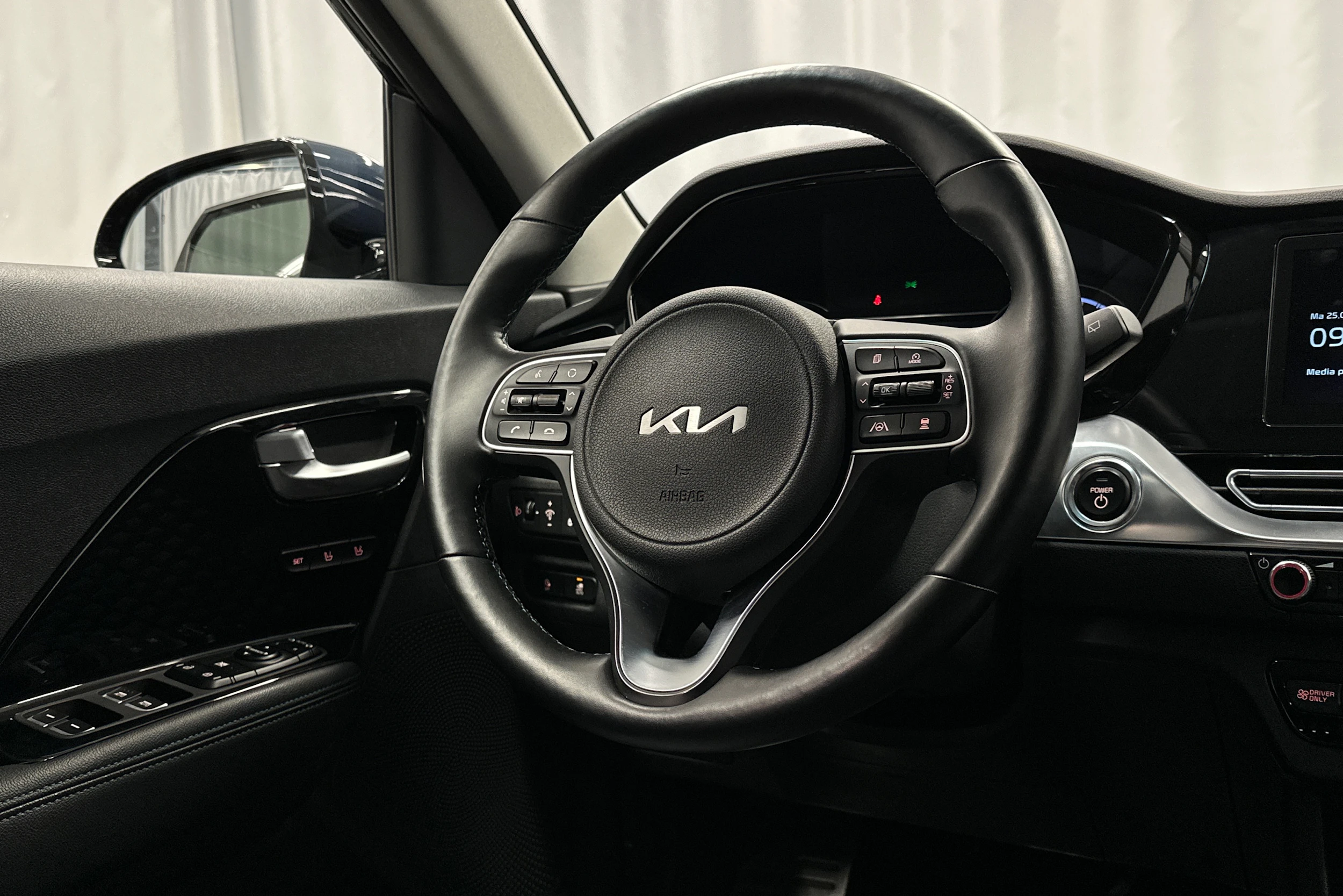 sininen Kia Niro Electric 2022 kuva 19.