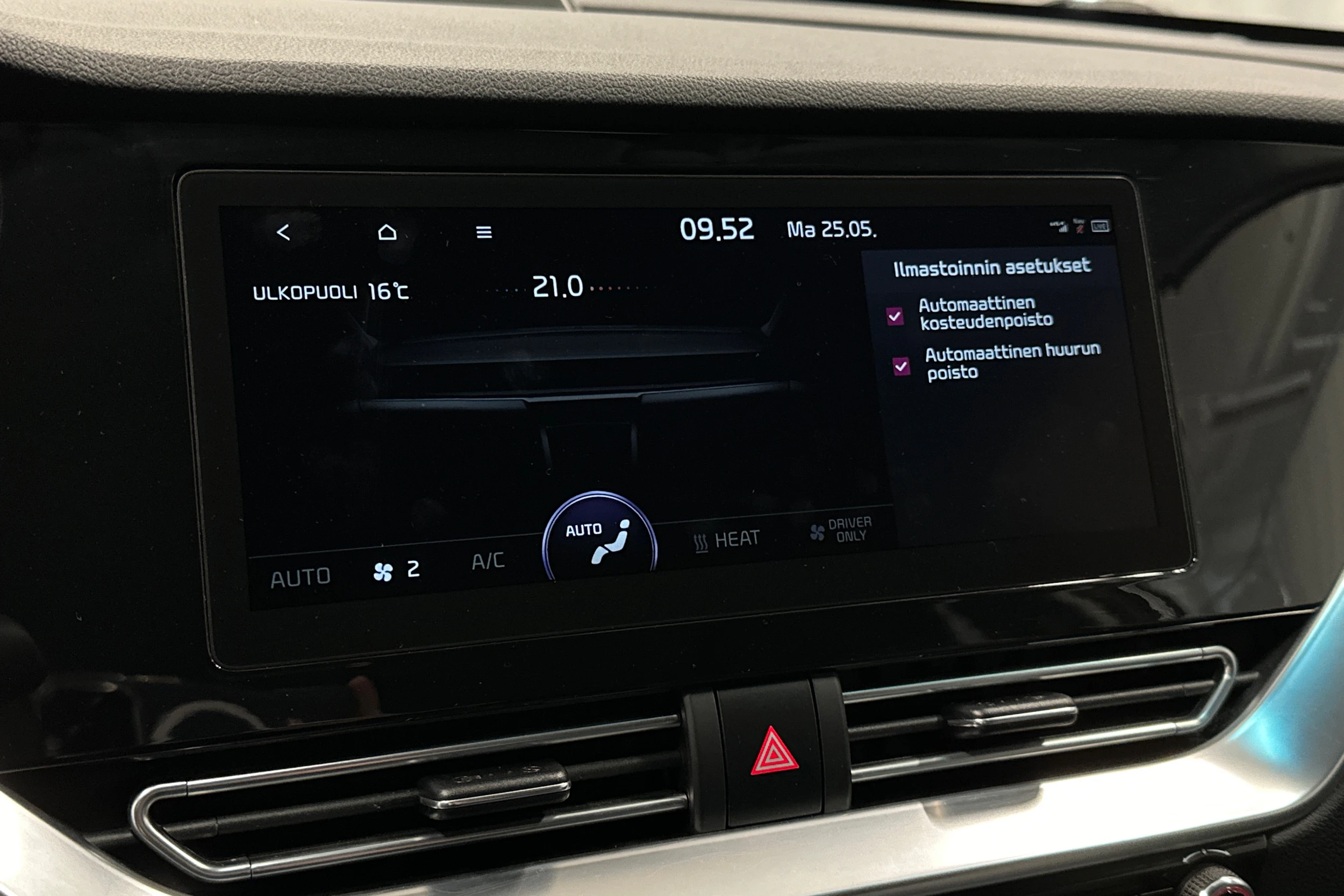 sininen Kia Niro Electric 2022 kuva 28.
