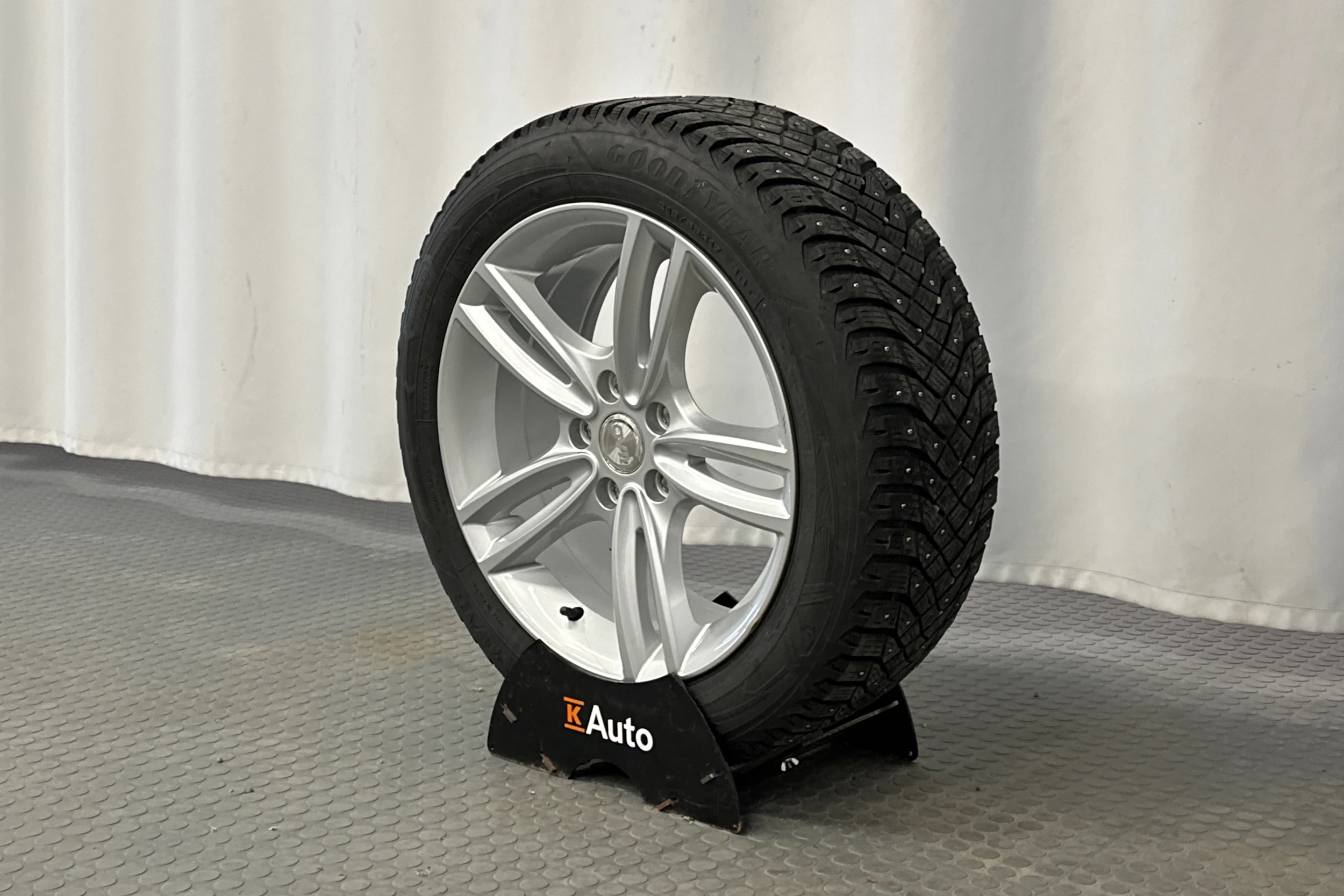 harmaa Kia Niro Electric 2022 kuva 13.