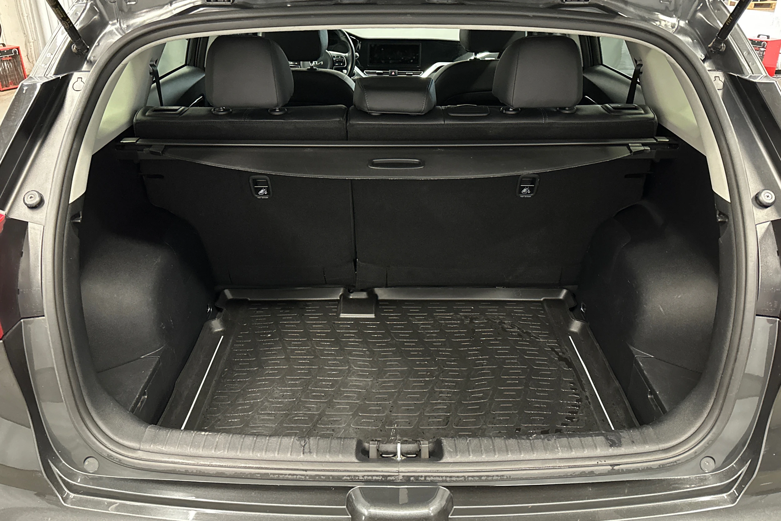 harmaa Kia Niro Electric 2022 kuva 15.