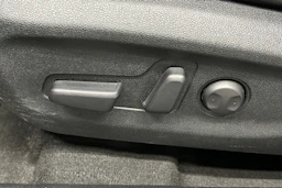 harmaa Kia Niro Electric 2022 kuva 18.