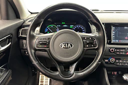 harmaa Kia Niro plug-in 2018 kuva 11.