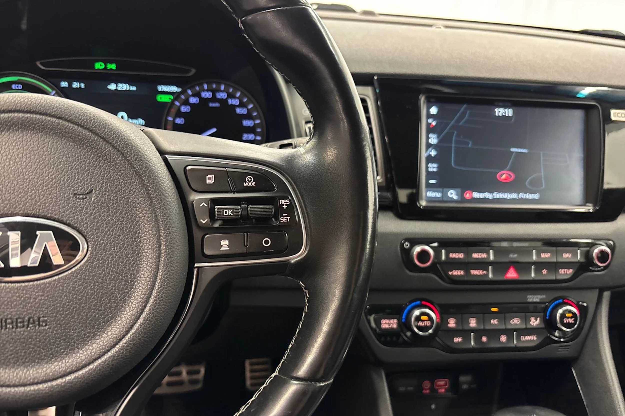 harmaa Kia Niro plug-in 2018 kuva 13.